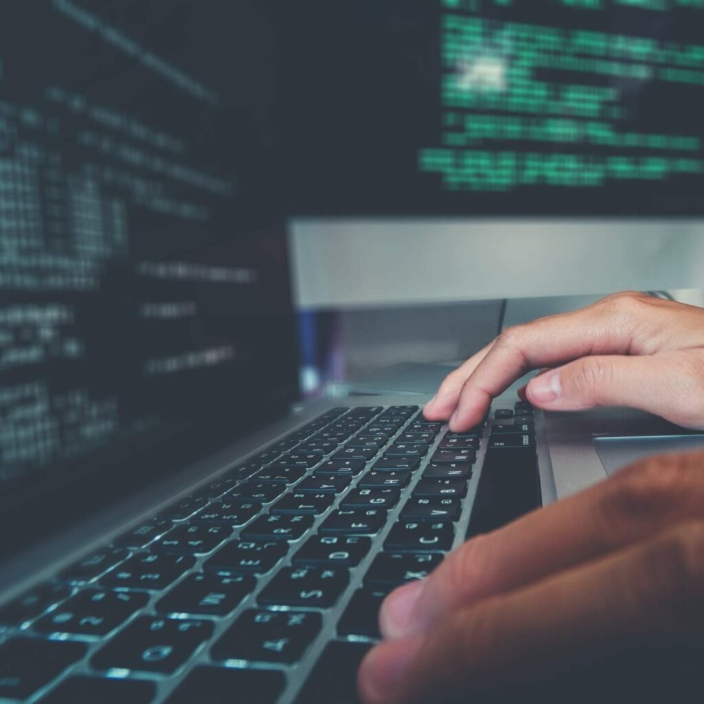 Billentyűzeten gépel egy embner.