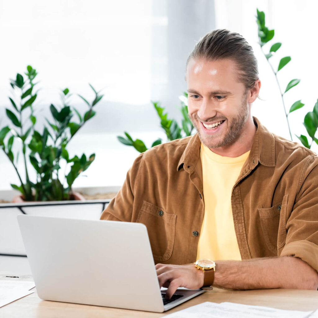 Egy ember programozik.